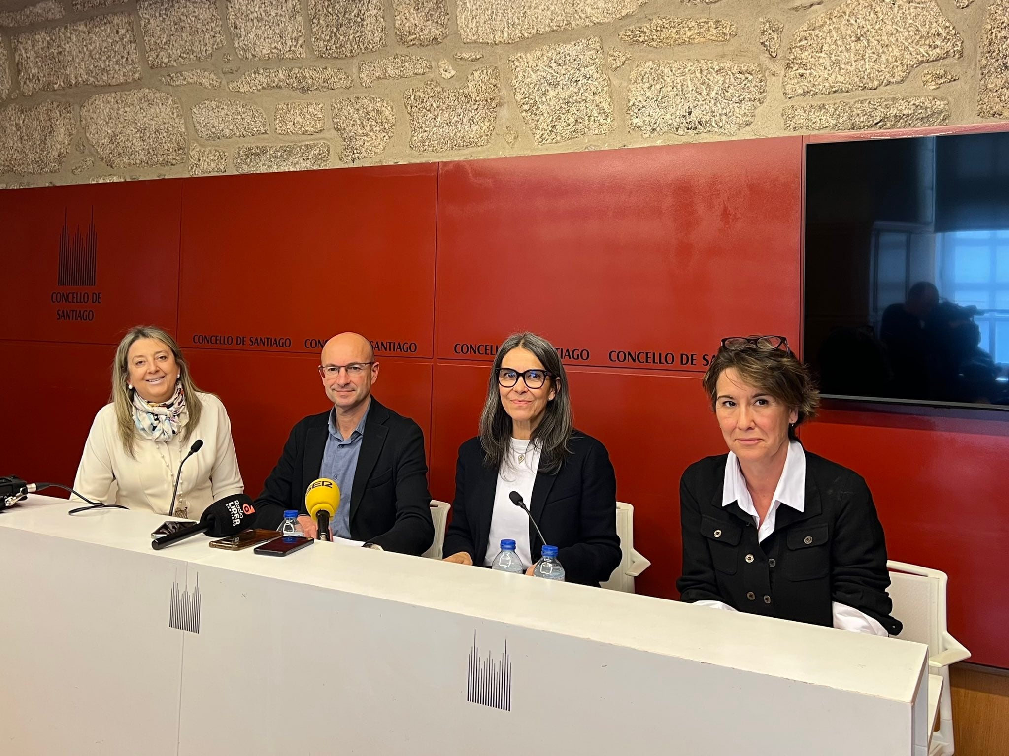 Mila Castro, Gonzalo Muíños, Mercedes Rosón y Marta Álvarez, en la sala de prensa del Concello de Santiago