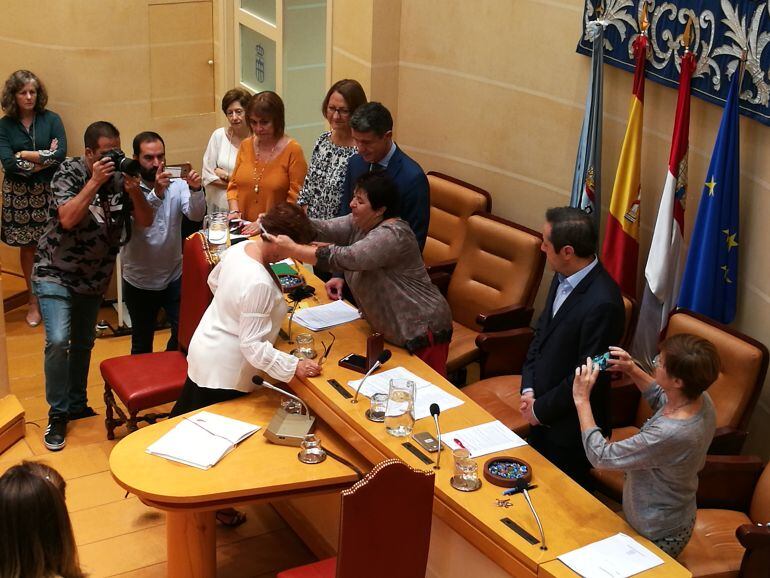 La alcaldesa Clara Luquero impone la medalla a la nueva concejala Marta Gutiérrez