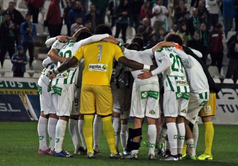 Los jugadores celebran el triunfo