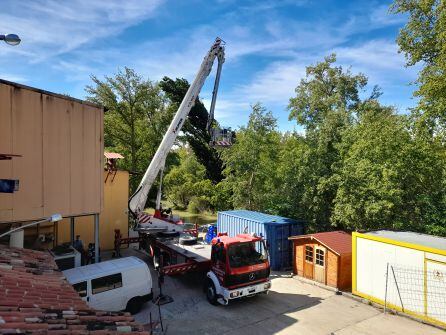 Los bomberos han intervenido ante el riesgo de caida del árbol dañado por el impacto en la caida de las canalizaciones