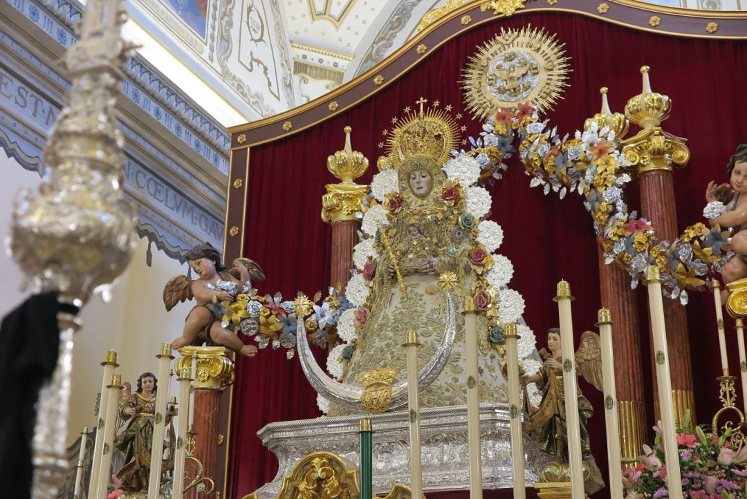 La Virgen del Rocío, en su inédito altar de novena en la Parroquia de la Asunción de Almonte