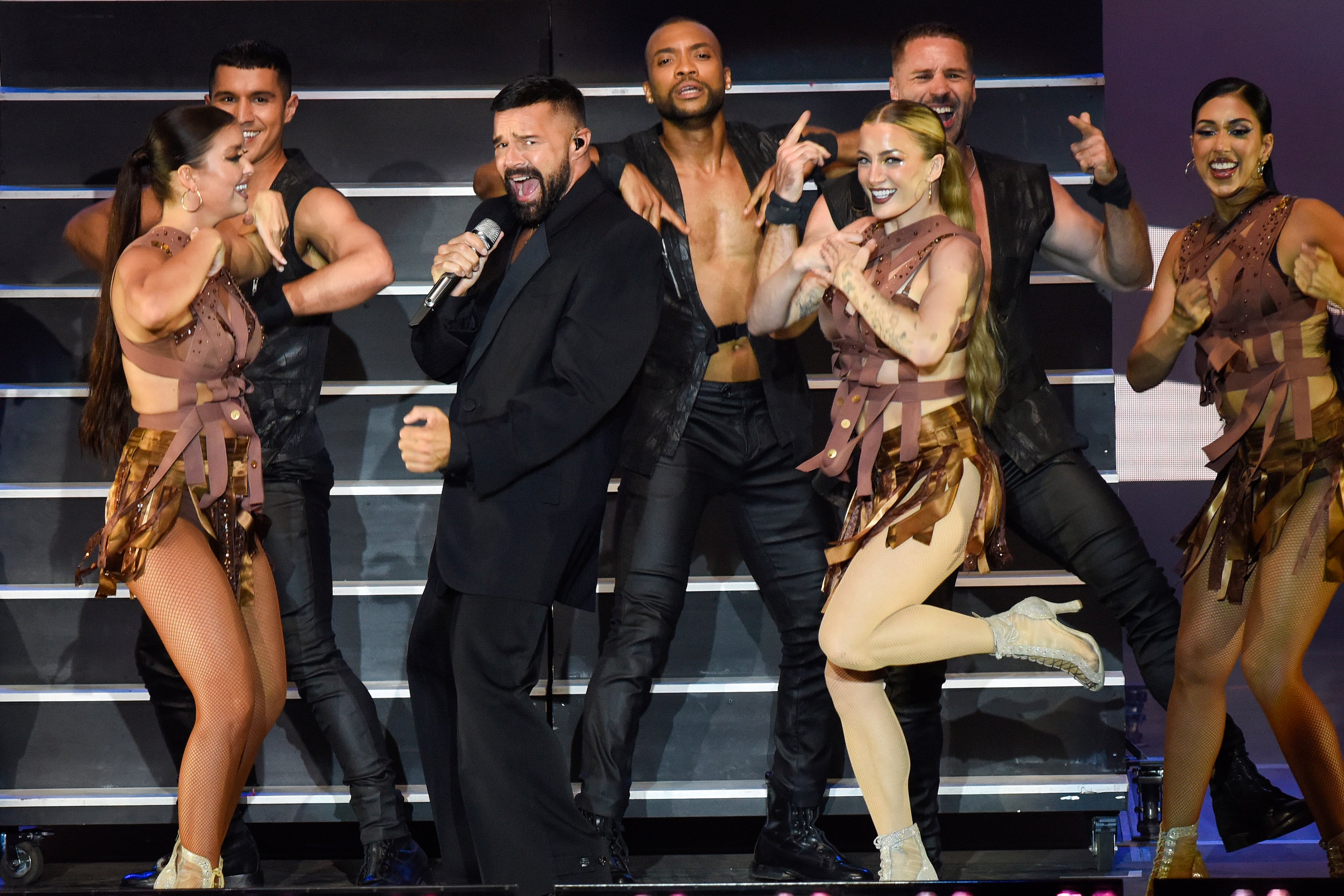 LANUZA (Huesca), 23/07/2024.- El cantante y compositor puertorriqueño Ricky Martin durante su actuación hoy martes en el festival Pirineos Sur que se celebra en la localidad oscense de Lanuza. EFE / Javier Blasco.
