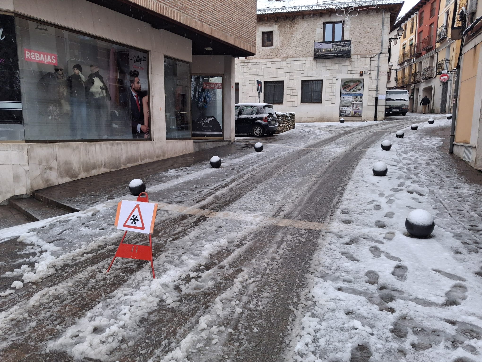 Calle Carchena de Cuéllar cortada por nieve y hielo