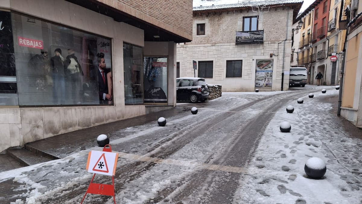 La nieve complica la circulación en Cuéllar y los accesos a la localidad
