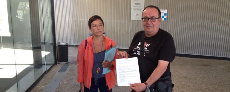 Mariona Quadrada i Damià Vernet, a les portes de l'Hospital Sant Joan de Reus.