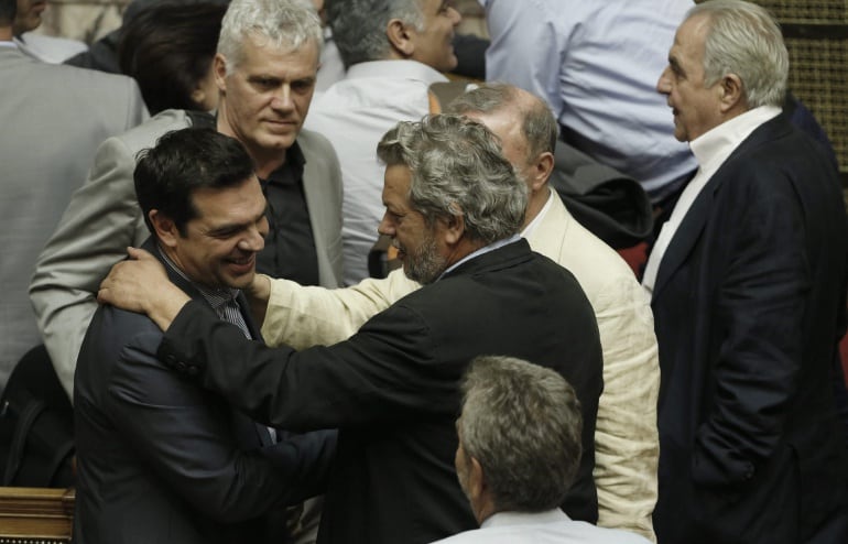 YAN09. Athens (Greece), 10/07/2015.- Lawmakers greet Greek Prime Minister Alexis Tsipras (L) after a parliament vote concerning Greece&#039;s proposal to the lenders, at the parliament in Athens, Greece 11 July 2015. The Greek government was rallying domestic 