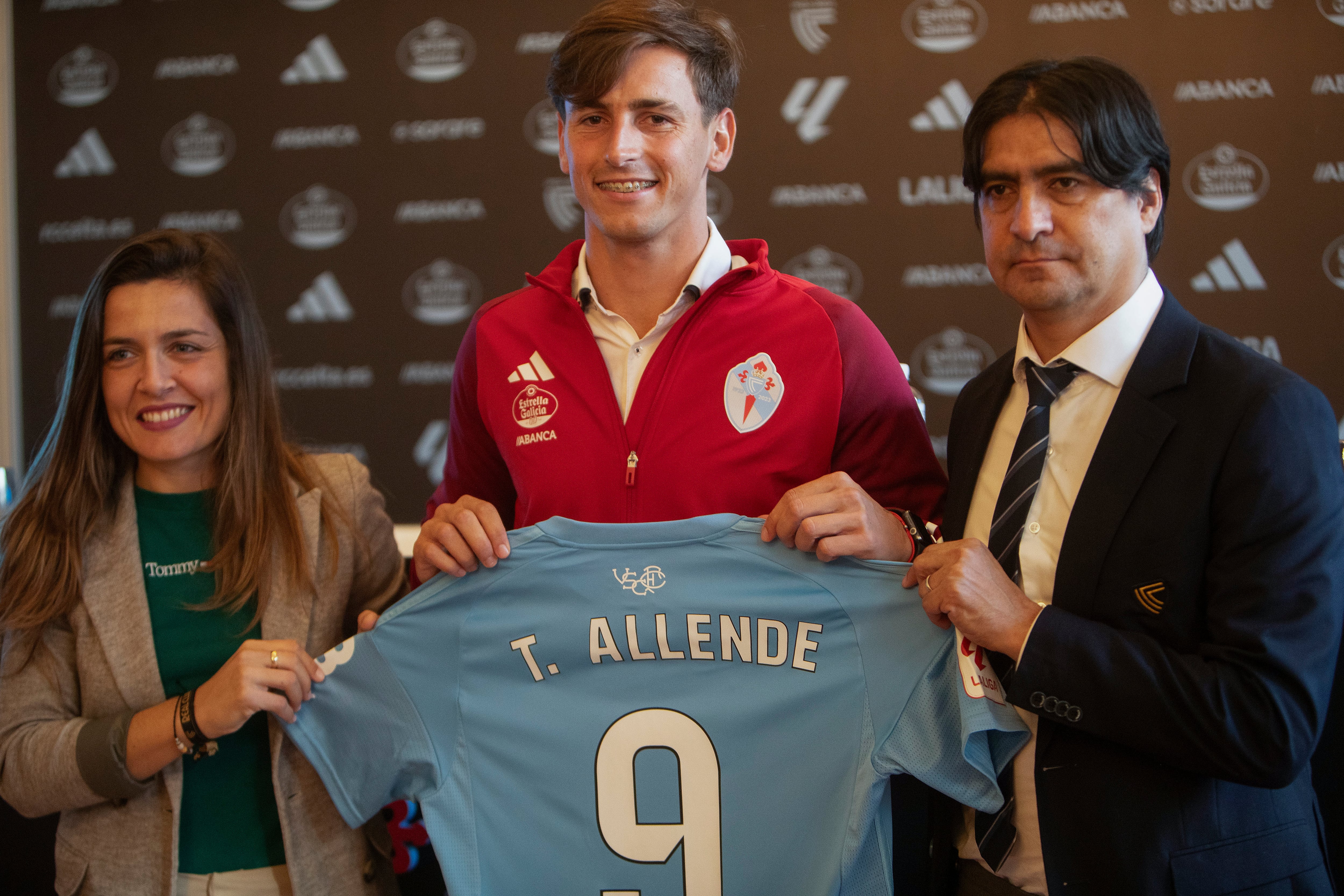 VIGO, 01/02/2024.- El centrocampista argentino Tadeo Allende (c) ofrece una rueda de prensa junto al director deportivo del Celta de Vigo, Marco Garcés (d), y por la directiva Xisela Aranda (i) durante su presentación como nuevo jugador celeste, al que llega procedente de Godoy Cruz y tras firmar un contrato con la entidad gallega hasta el 30 de junio de 2028, este jueves en Vigo. EFE / Salvador Sas
