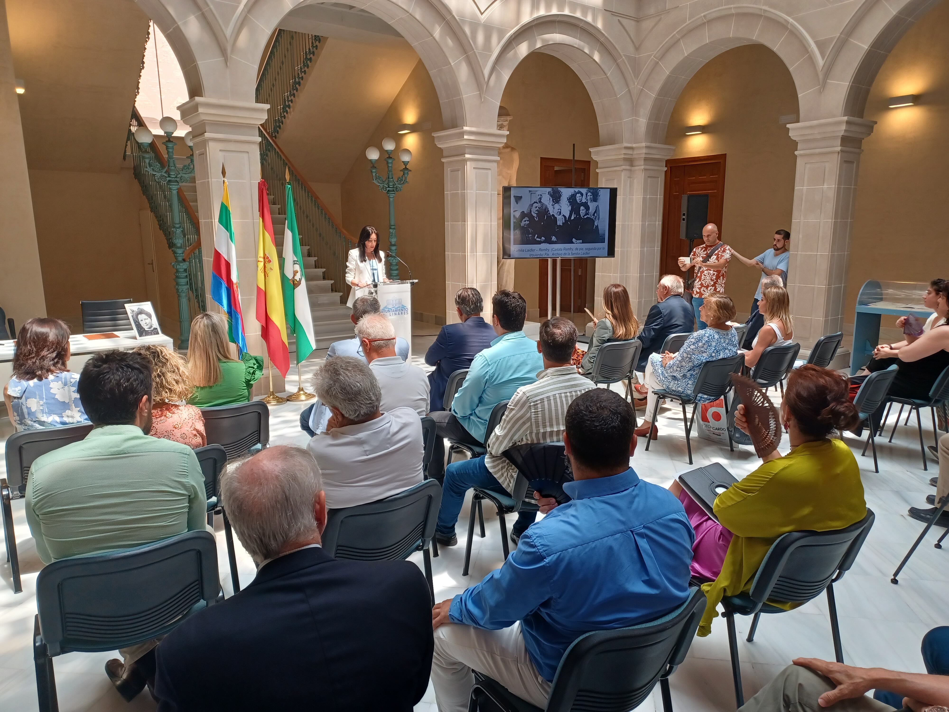 Acto de entrega de documentos históricos, relacionados con la actividad minera, al Ayuntamiento de Linares.