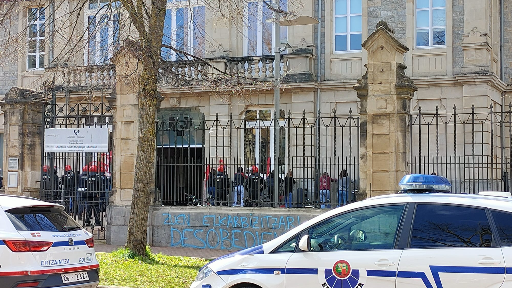 Una treintena de jóvenes siendo identificada por la Ertzaintza en el Aulario del Campus de Álava.