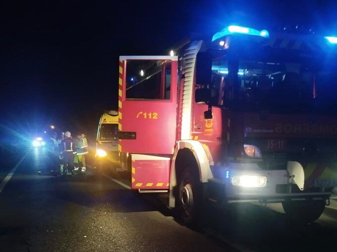 Los servicios de emergencia en el lugar del atropello