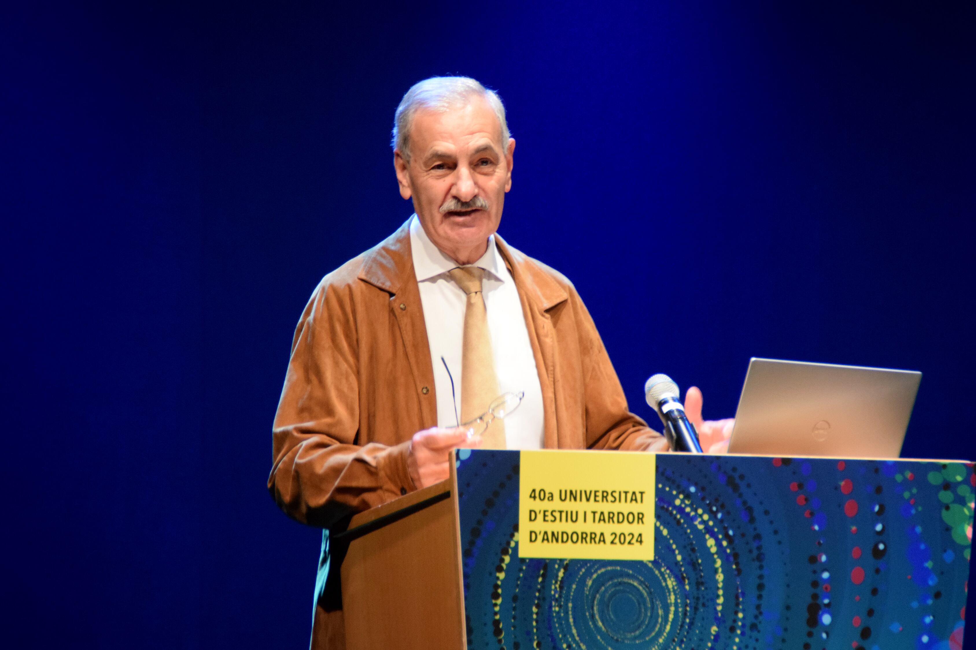 El paleontòleg José Maria Bermúdez de Castro durant la lliçó inaugural de la 40a Universitat d'estiu i tardor.