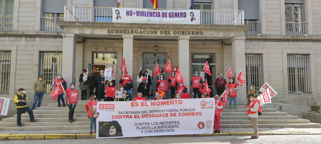 Concentracion de delegados de CCOO y UGT Correos