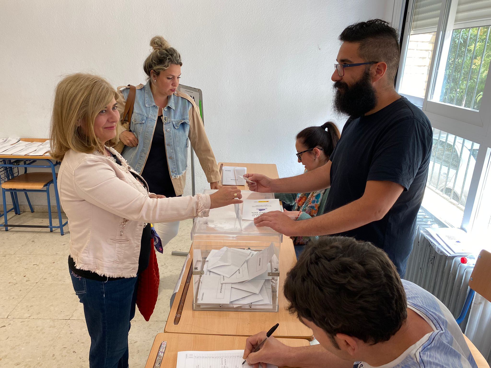 Toni Olivares, secretaria general del PSOE, ejerciendo su derecho al voto