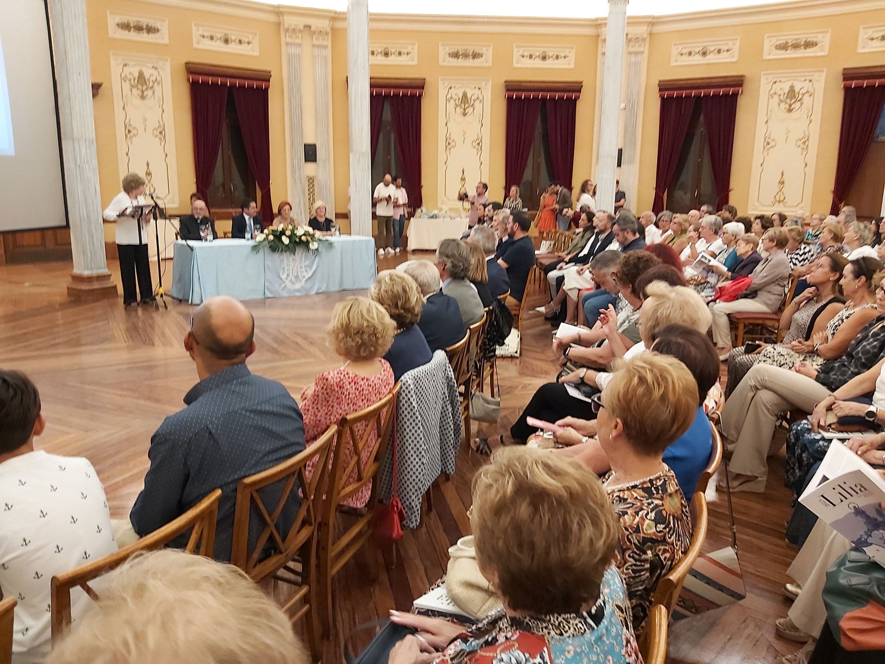 Imagen del acto de presentación de la revista Lilia