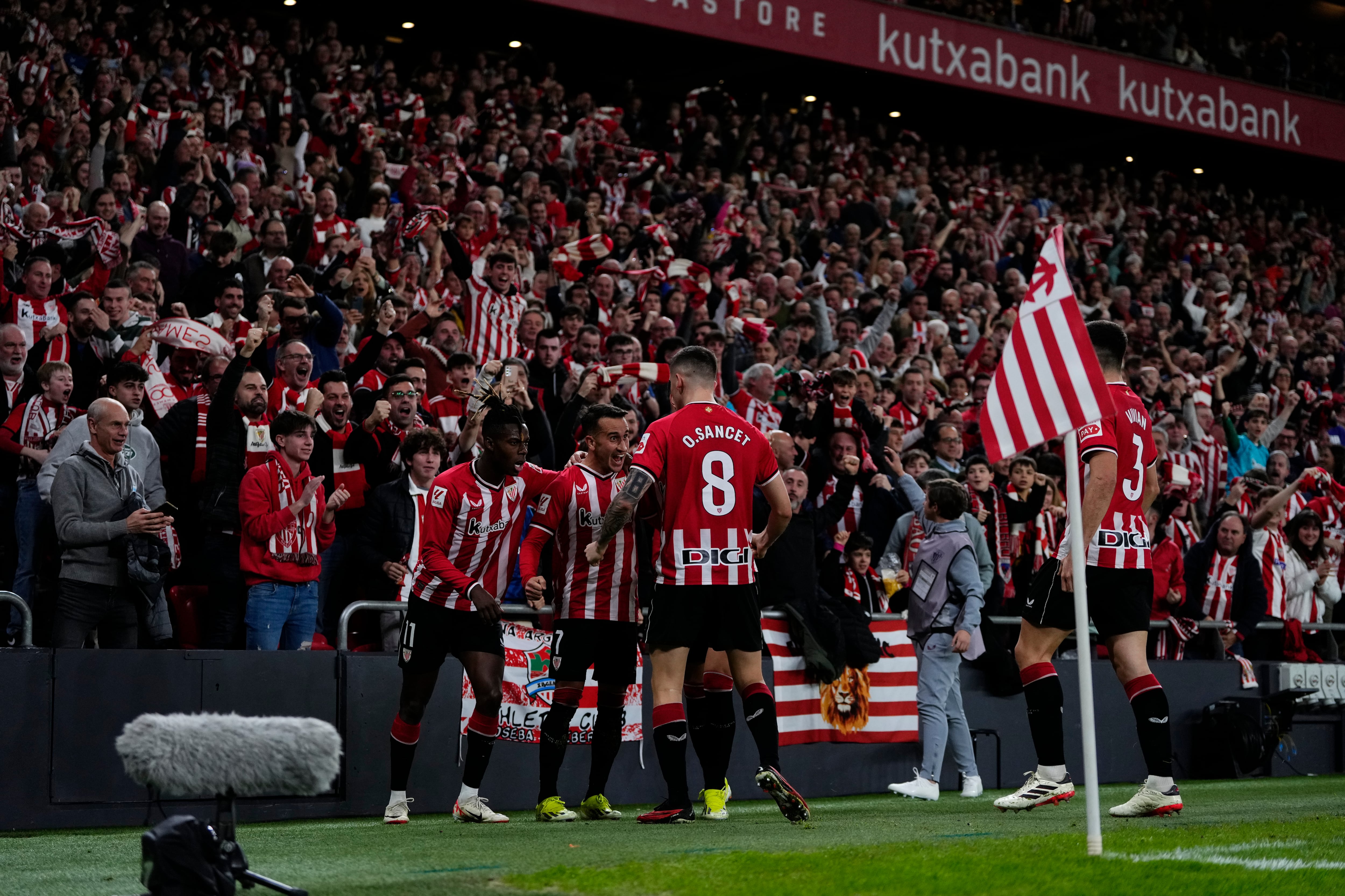 Los jugadores del Athletic celebran el tanto de Berenguer en el derbi vasco. (Photo by Jose Breton/Pics Action/NurPhoto via Getty Images)