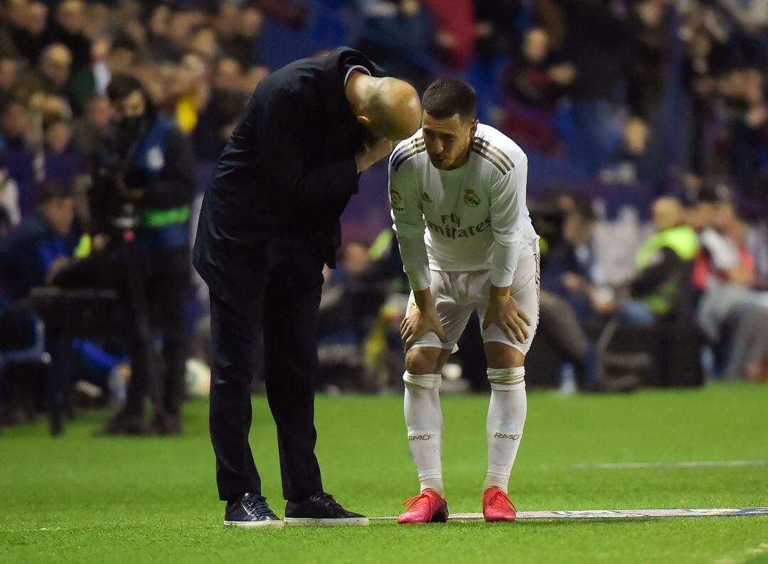 Eden Hazard conversando adolorido con Zidane tras ser sustituido