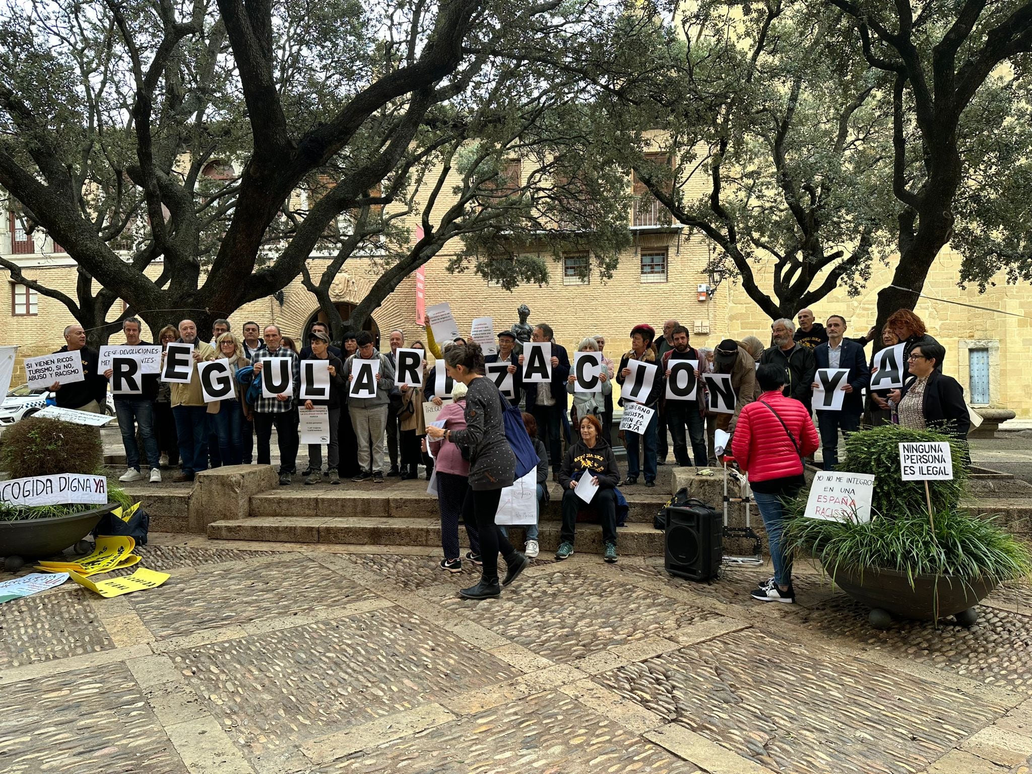 Manifestación de Bienvenidos Refugiadxs en la puerta del Ayuntamiento de Huesca