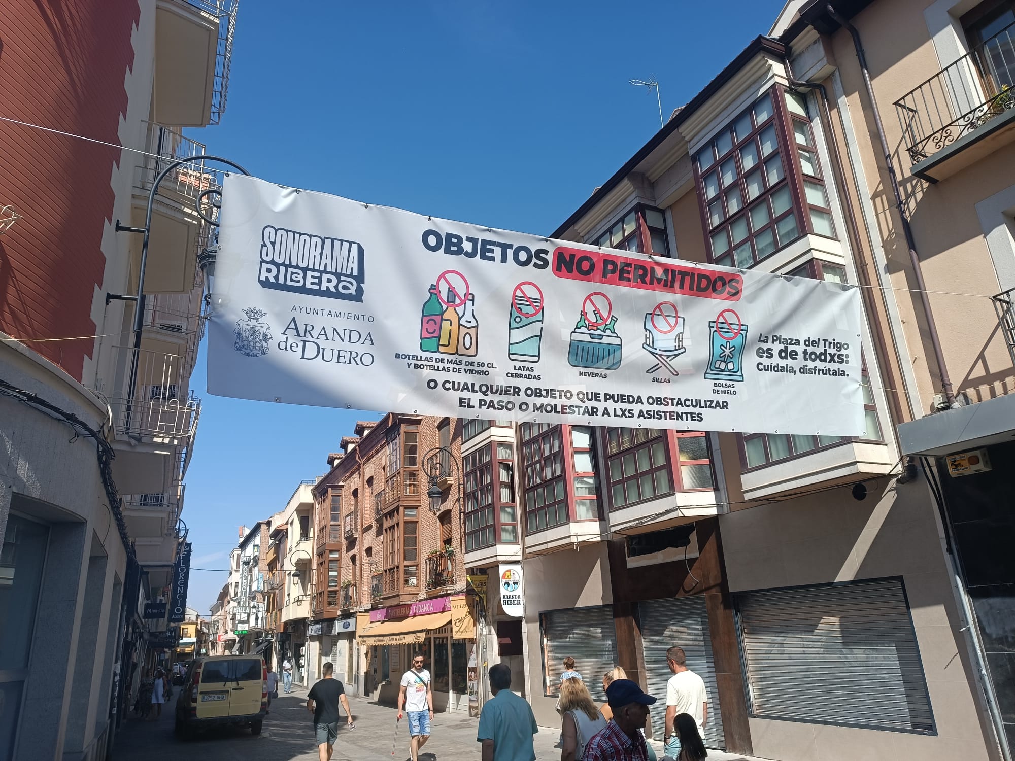 Pancarta que advierte de las restricciones en uno de los accesos a la Plaza del Trigo