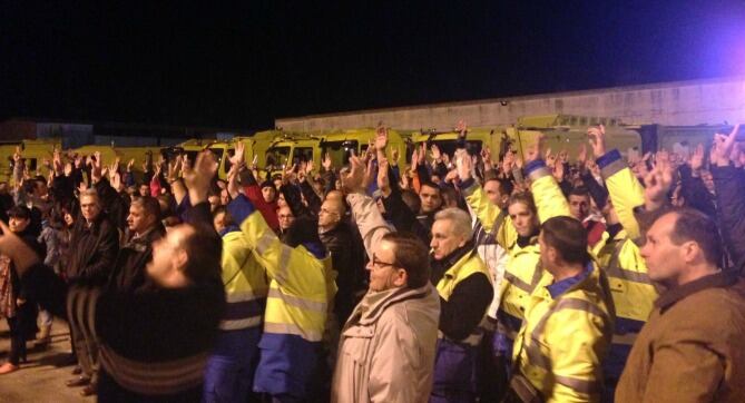 Asamblea de trabajadores de Limasa el pasado mes de marzo en la que votaron a favor de desconvocar la huelga antes de Semana Santa