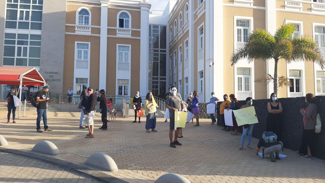 Algunos de los concentrados frente al Cabildo de Lanzarote.