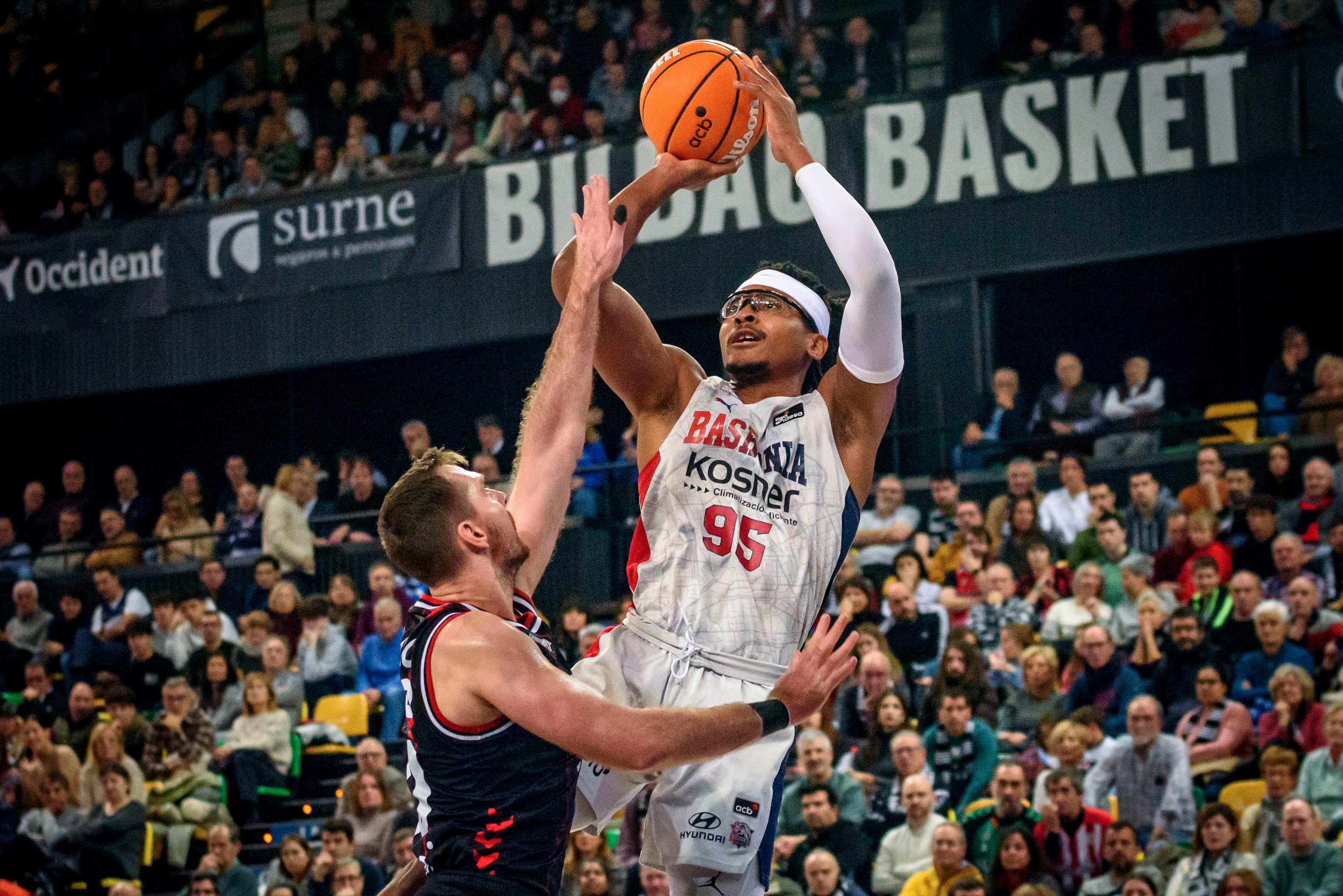 Bilbao, 08/12/2024.- El ala pívot nigeriano del Baskonia Chima Moneke (d) intenta anotar ante el alero esloveno del Surne Bilbao Basket, Zoran Dragic (i), durante el partido correspondiente a la décima jornada de la Liga Endesa, disputado este domingo en el Bilbao Arena de la capital vizcaína. EFE/Javier Zorrilla
