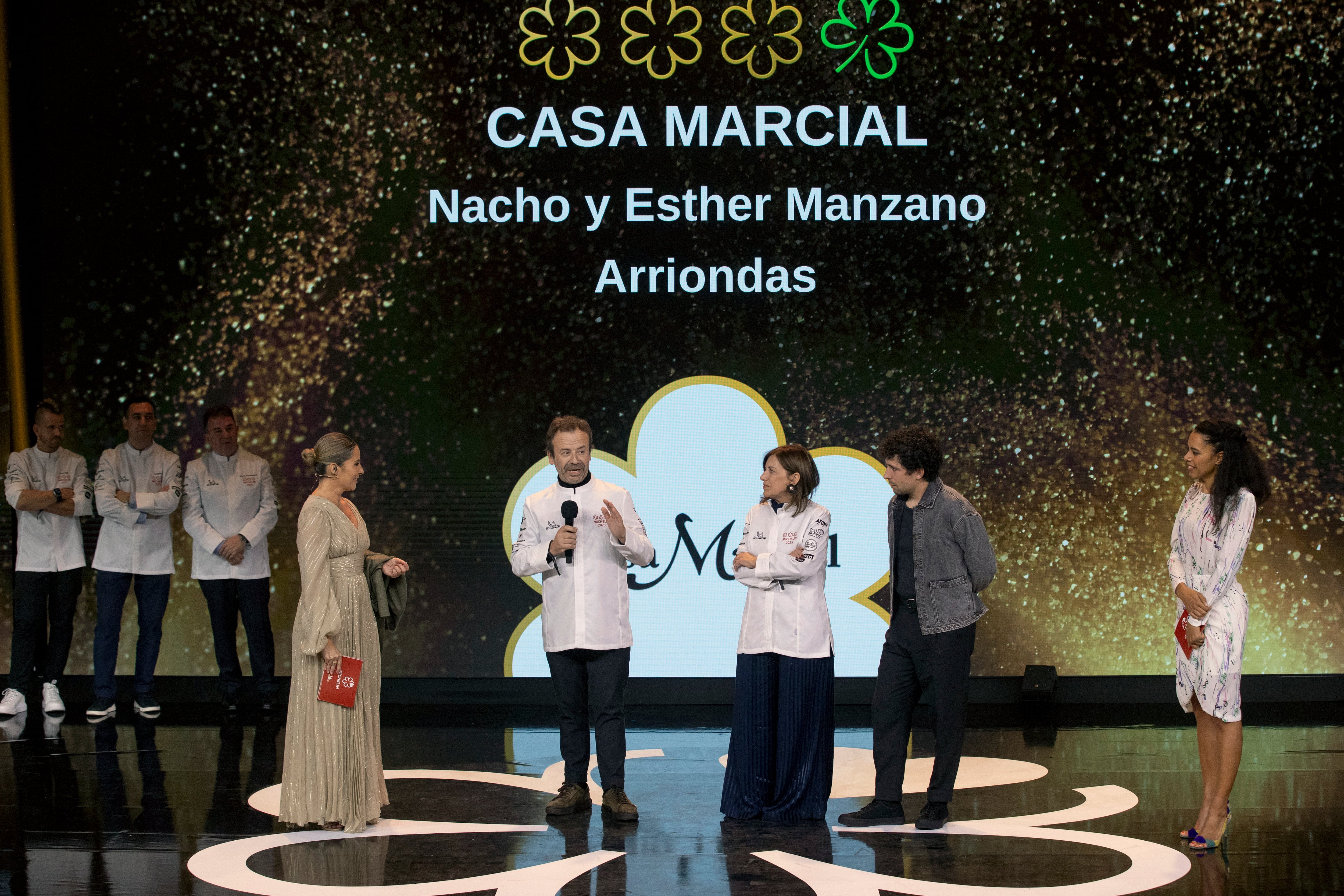 Nacho y Esther Manzano junto a su sobrino Jesús (2d), del Restaurante Casa Marcial de Arriondas, Asturias, único restaurante que ha conseguido este martes las tres estrellas de la Guía Michelín en su edición de 2025 de la gastronomía española.