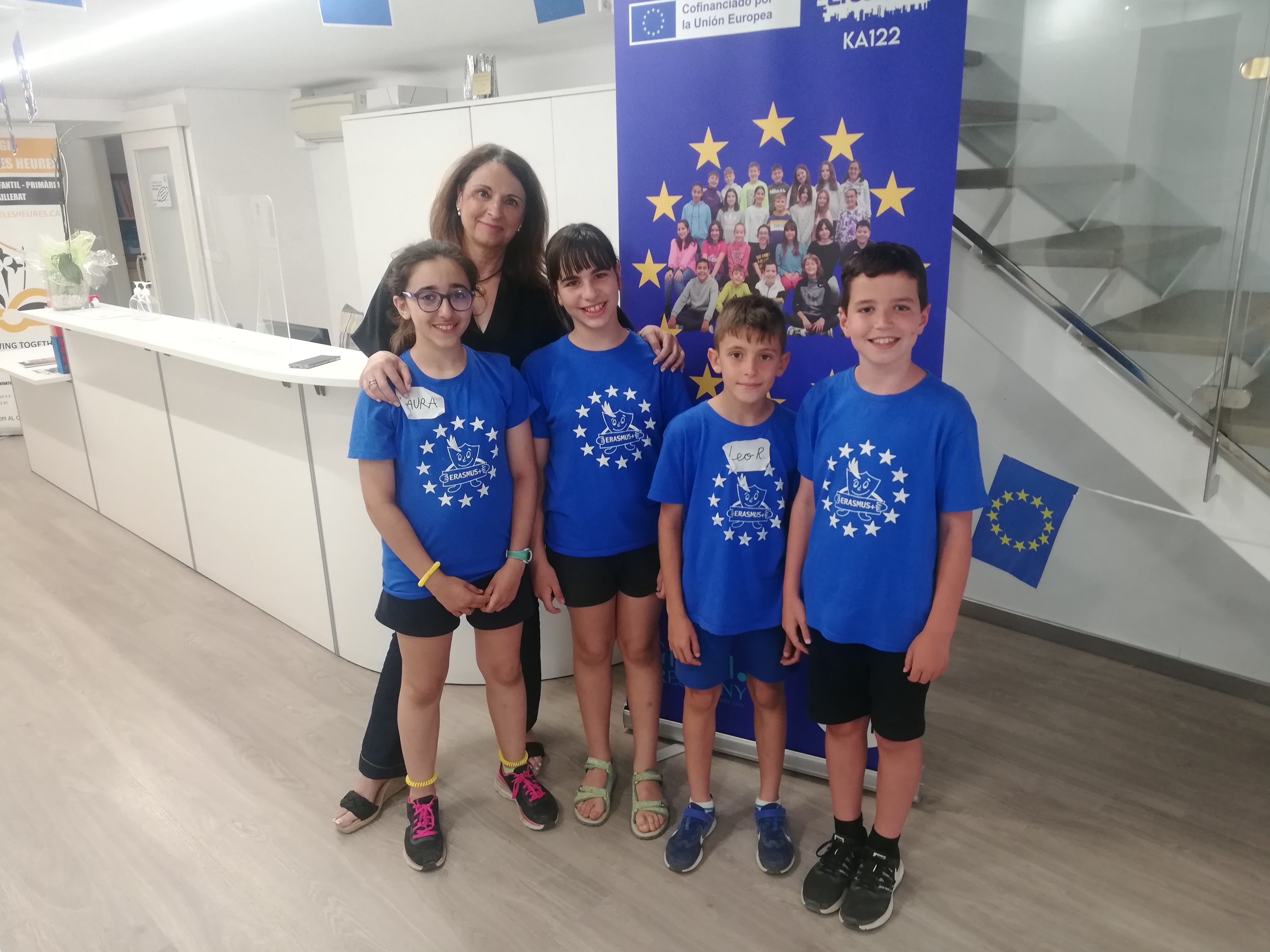 Imatge de la cap d&#039;estudis de Sant Jaume Les Heures, Esther Benítez, i els alumnes de 5è de Primària Laura, Ainhoa, Leo i Pol.