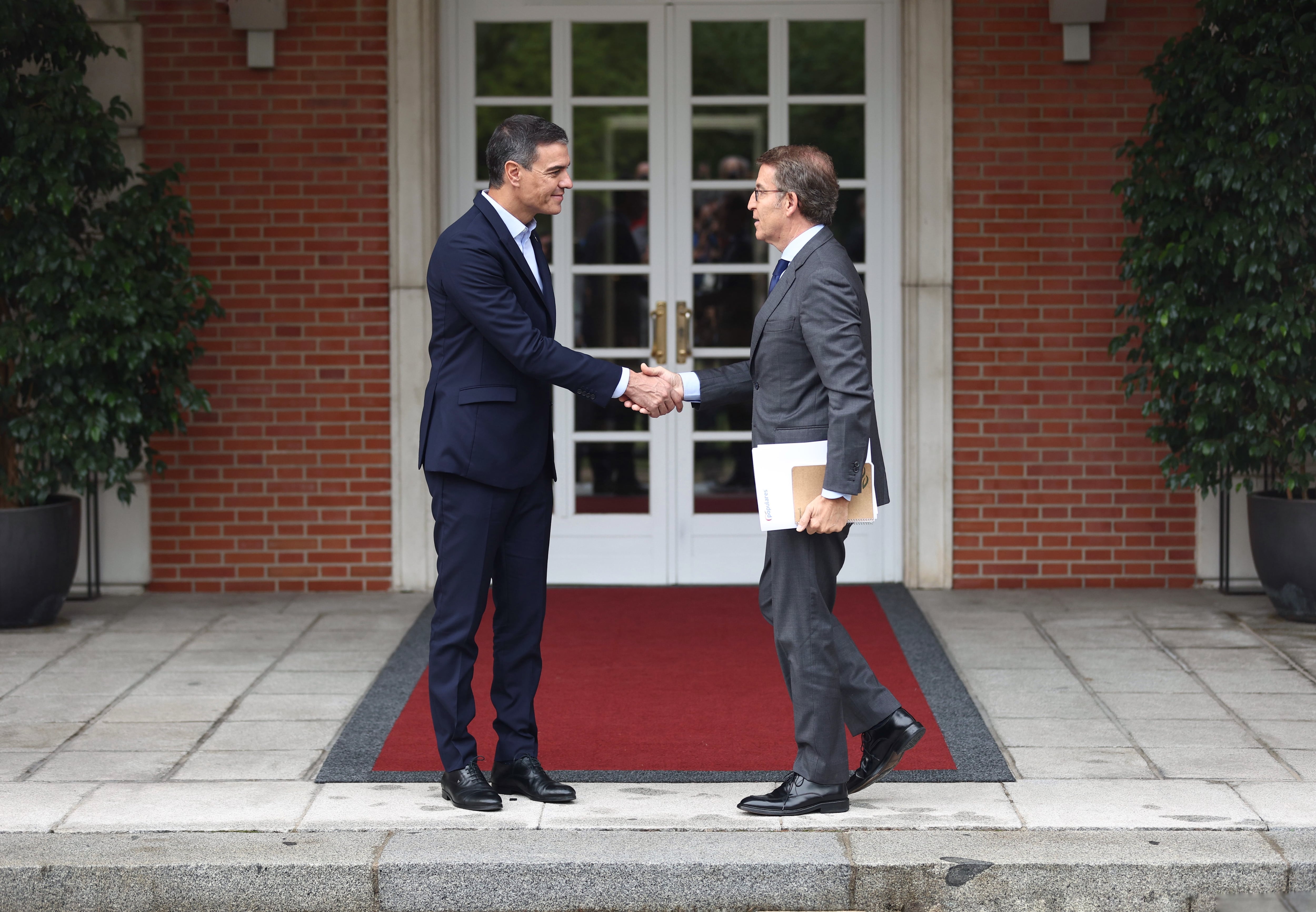 El presidente del Gobierno, Pedro Sánchez, y el líder del PP, Alberto Núñez Feijóo, tras la reunión que mantuvieron en La Moncloa el pasado 10 de octubre.