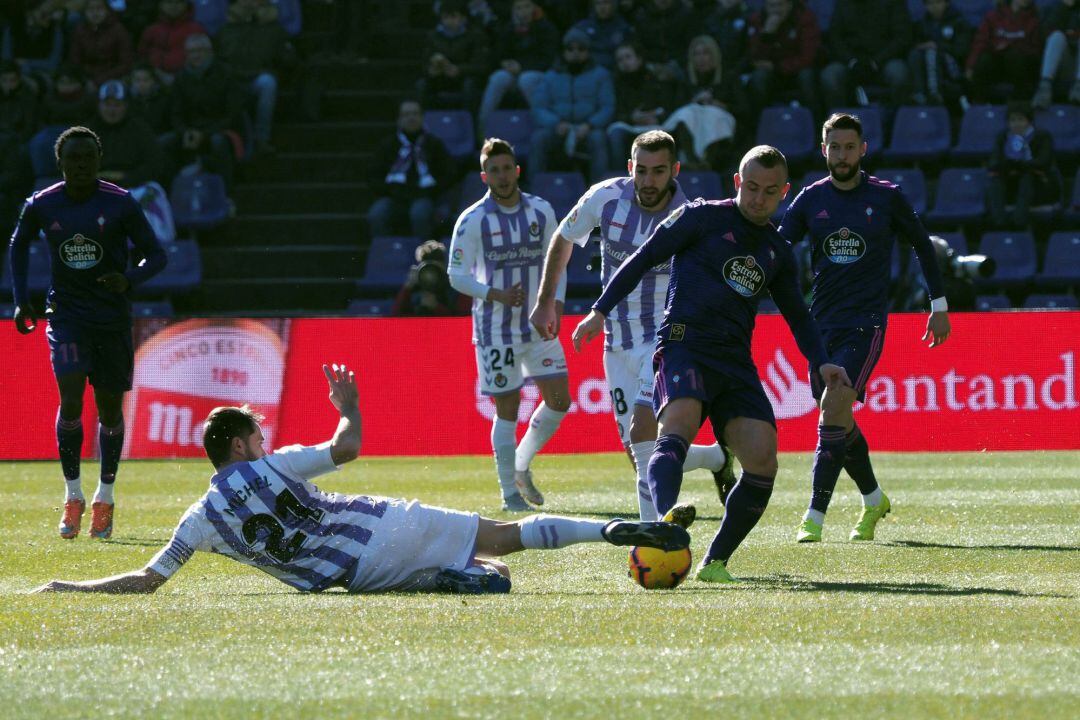 El centrocampista del Real Valladolid Miguel Herrero &quot;Michel&quot; (i) pelea un balón con el centrocampista eslovaco del Celta Stanislav Lobotka 