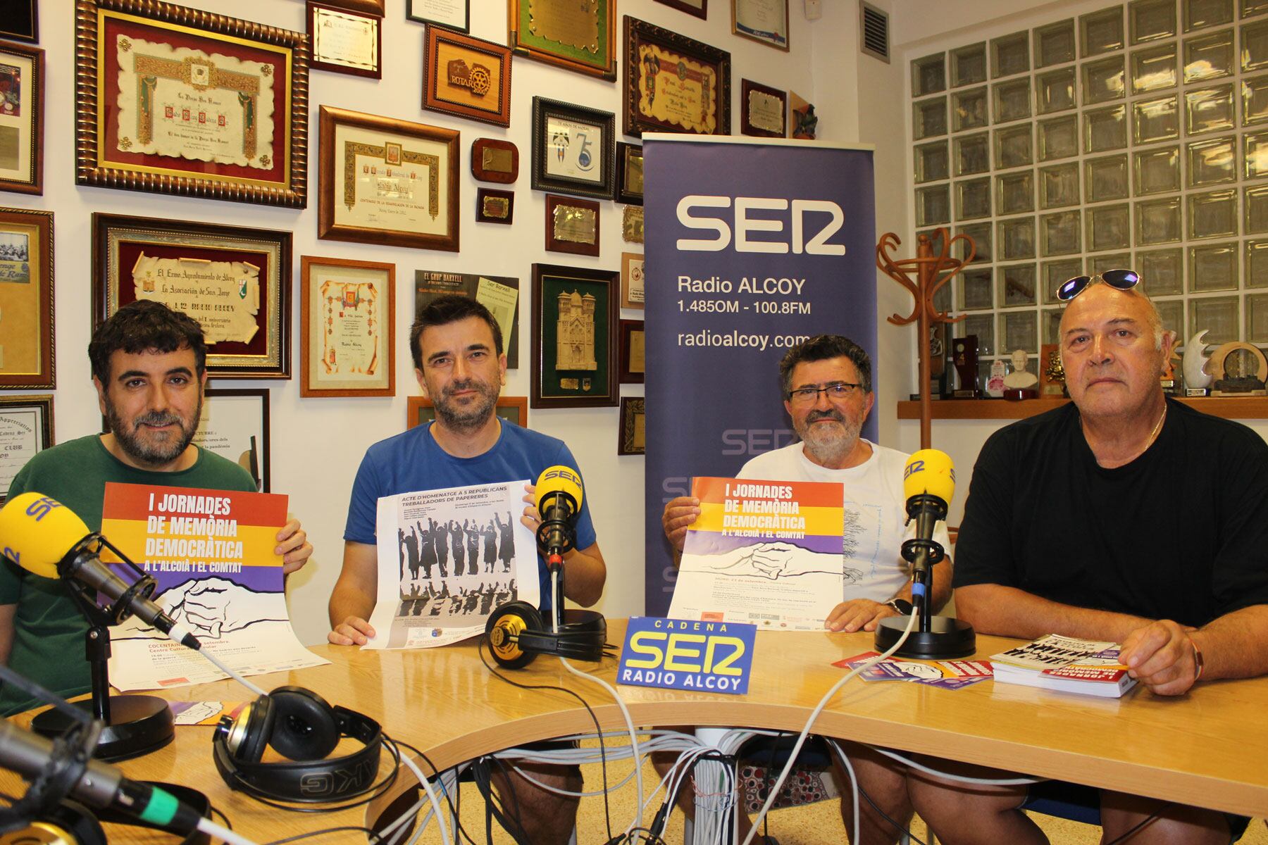 Álex Barber, Diego Fernández, Bernardo Reig y Juan Torregrosa, en los estudios centrales de Radio Alcoy