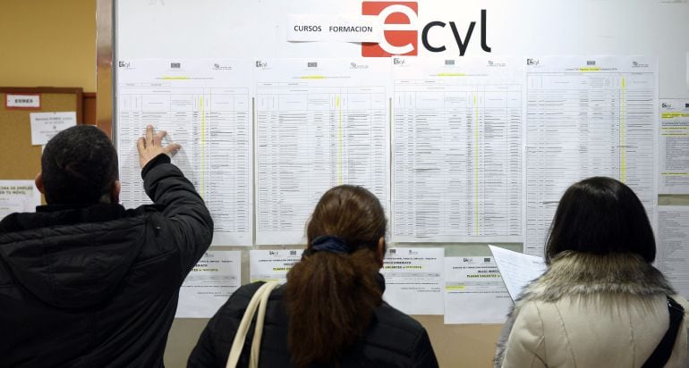 Varias personas consultan un listado en una oficina del ECYL en Valladolid