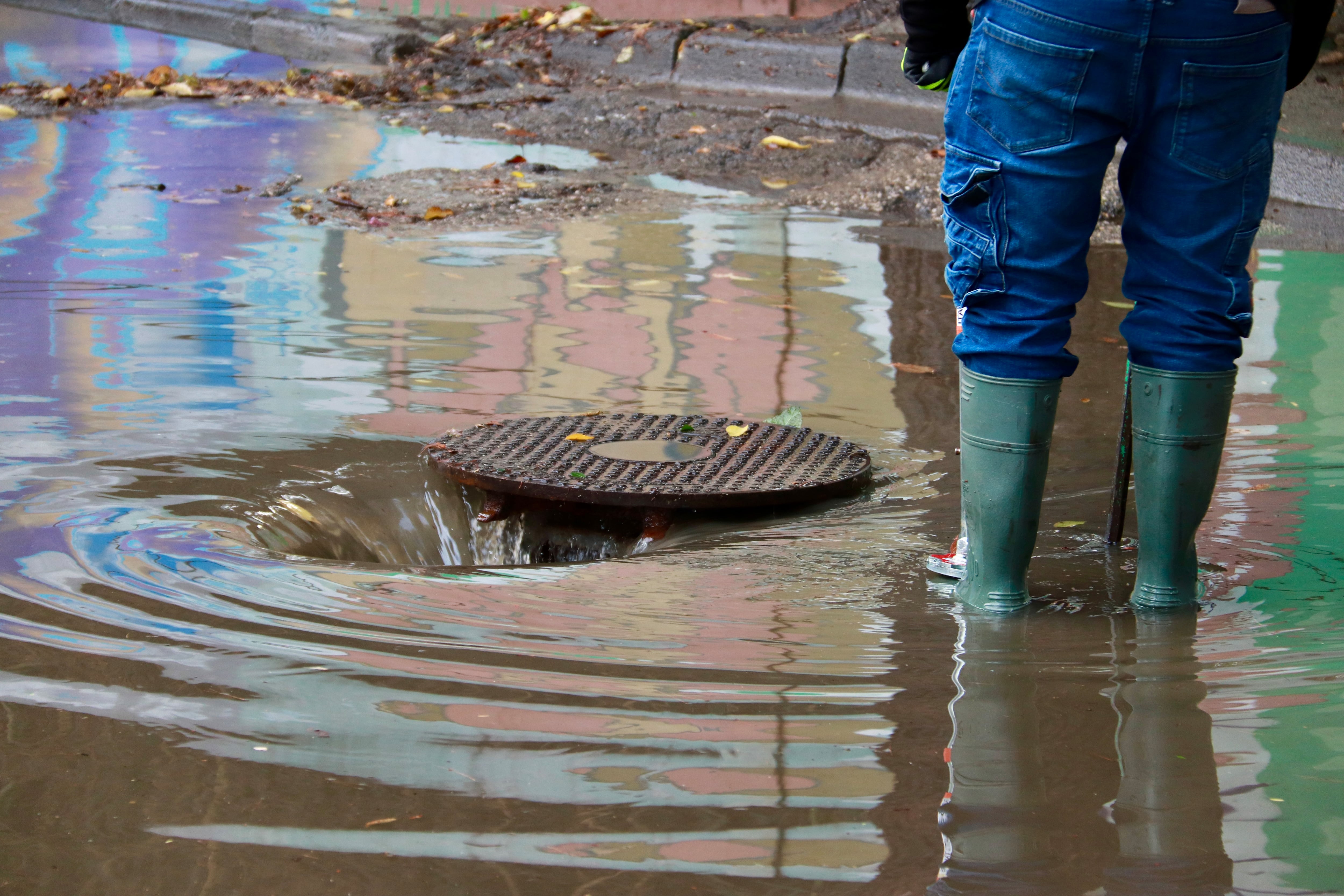 Una claveguera no dona a l'abast per absorbir l'aigua de la pluja.