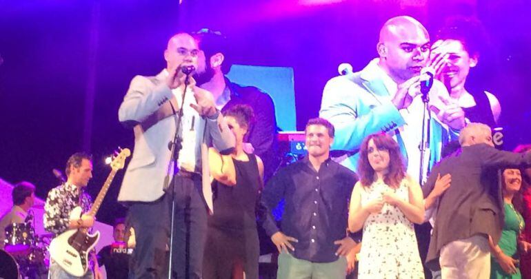 El concejal de Turismo y Festejos, Jesús Martínez Salvador, recoge el premio.