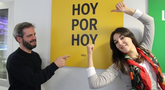 Leonor Lavado y Toño Fraguas en los estudios de Radio Madrid.