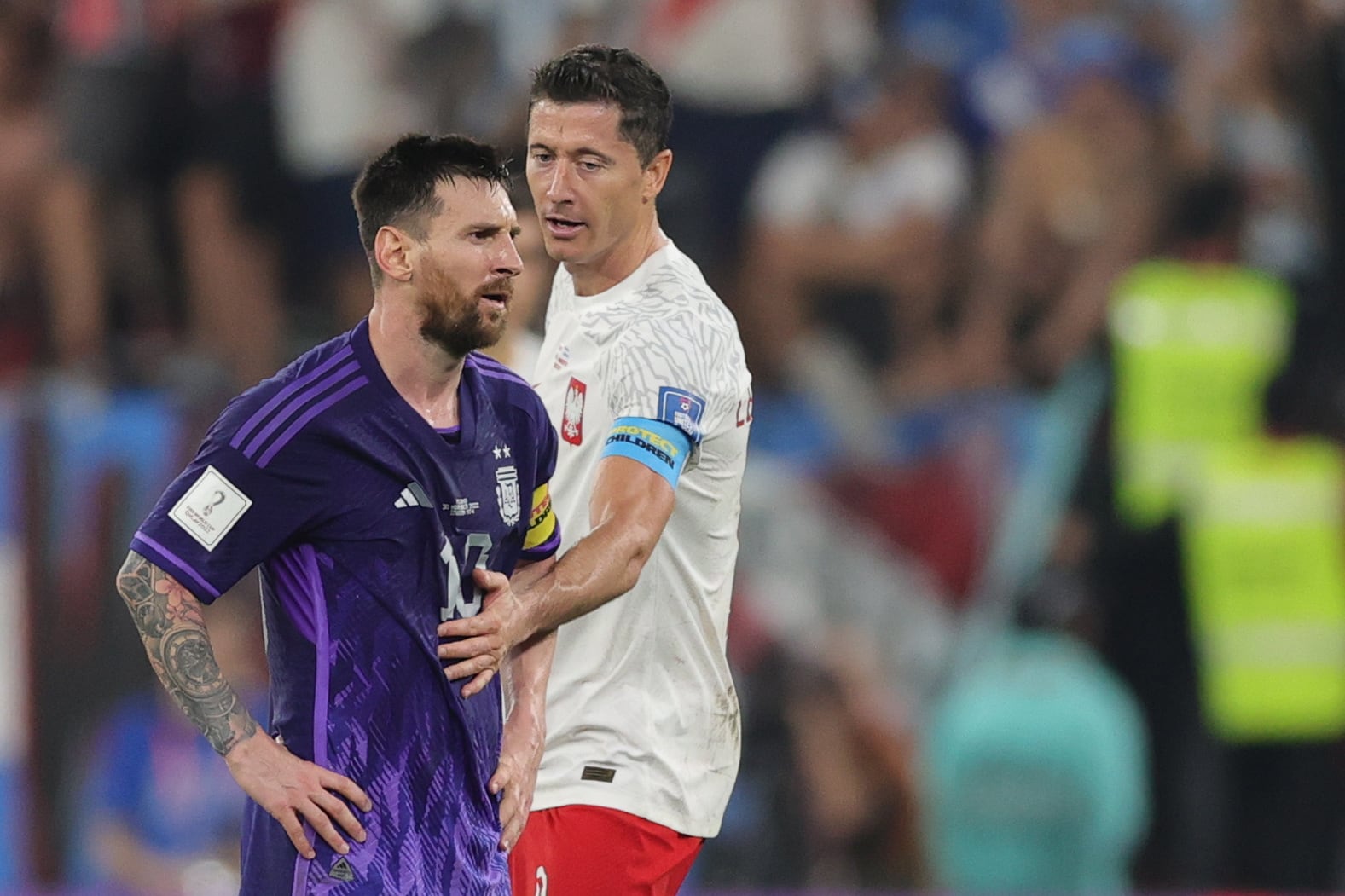 Robert Lewandowski y Lionel Messi durante el &#039;pique&#039; que tuvieron en el encuentro entre Polonia y Lewandowski