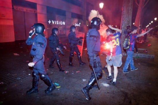 Els agents antiavalots en una celebració per una victòria del F.C.Barcelona