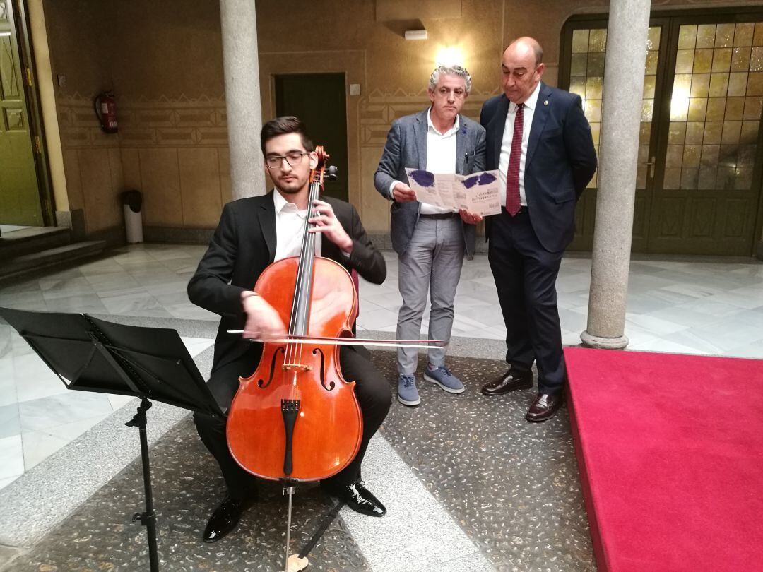 El presidente Miguel Ángel Vicente (d) junto al diputado de cultura José María Bravo escuchan la interpretación de Pedro Martín del Cuarteto Picos