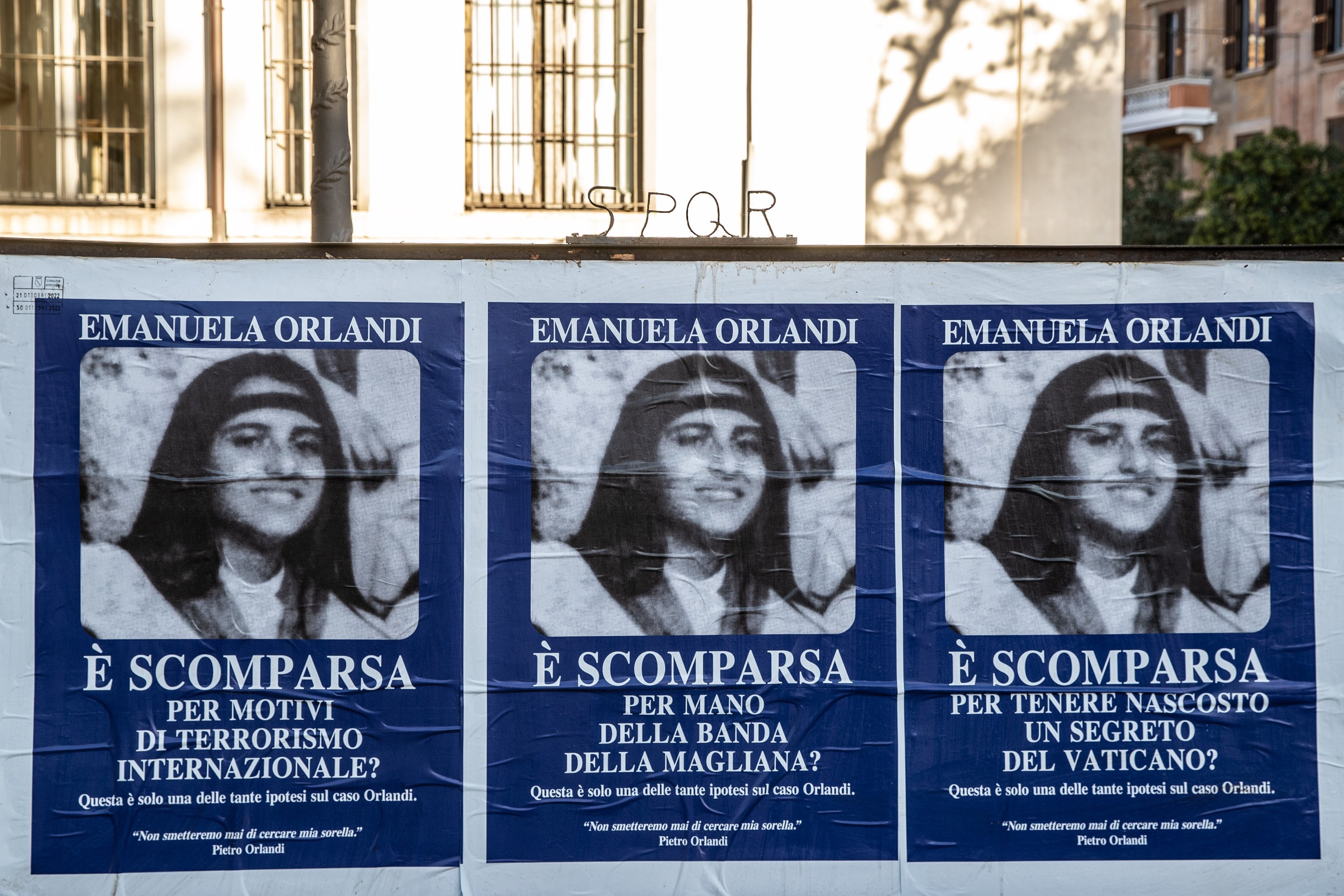 Cartel de la docuserie sobre la desaparición de Emanuela Orlandi colocado en Roma