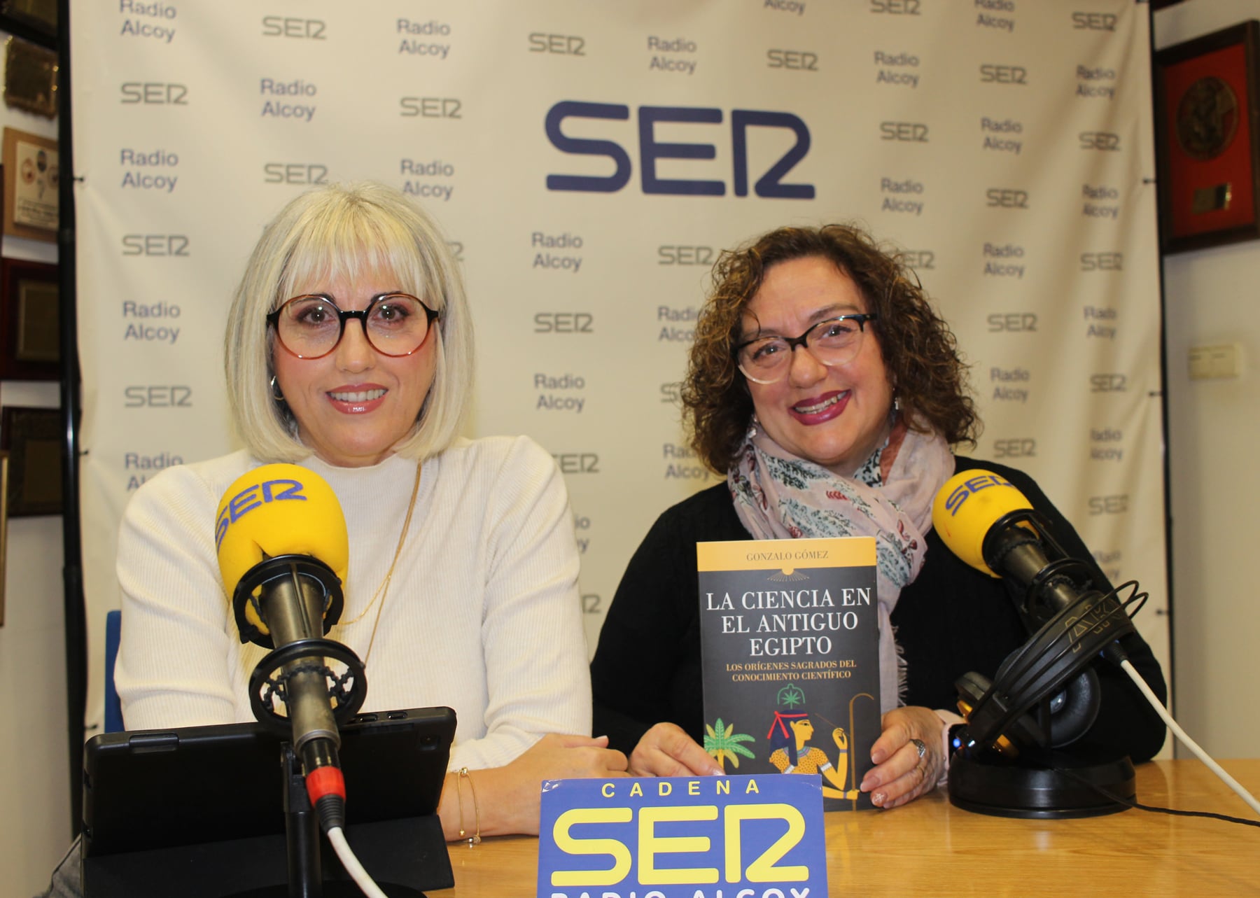 Begoña Beneito y Begoña Doménech, con un ejemplar del libro, en el estudio central de Radio Alcoy