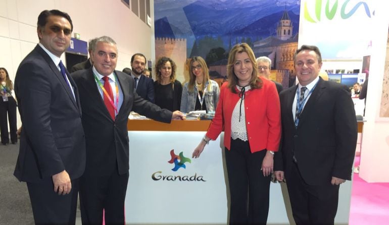 El consejero de Turismo; uno de los responsables del Patronato de Turismo; la presidenta de la Junta de Andalucía; y el diputado provincial de Turismo en el expositor de Granada en la feria de turismo de Berlín