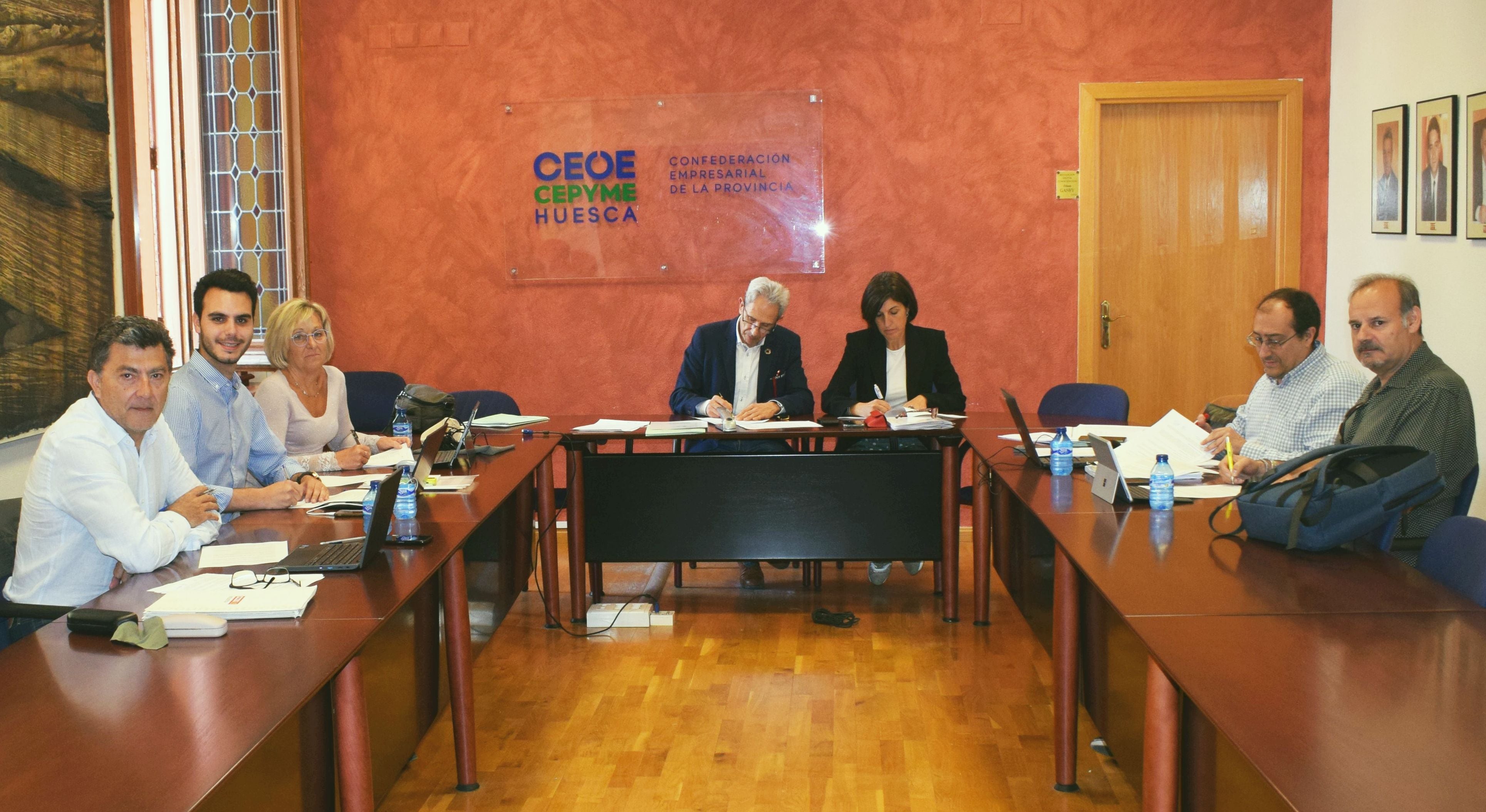 Momento de la firma de los convenios en la sede de CEOE Huesca