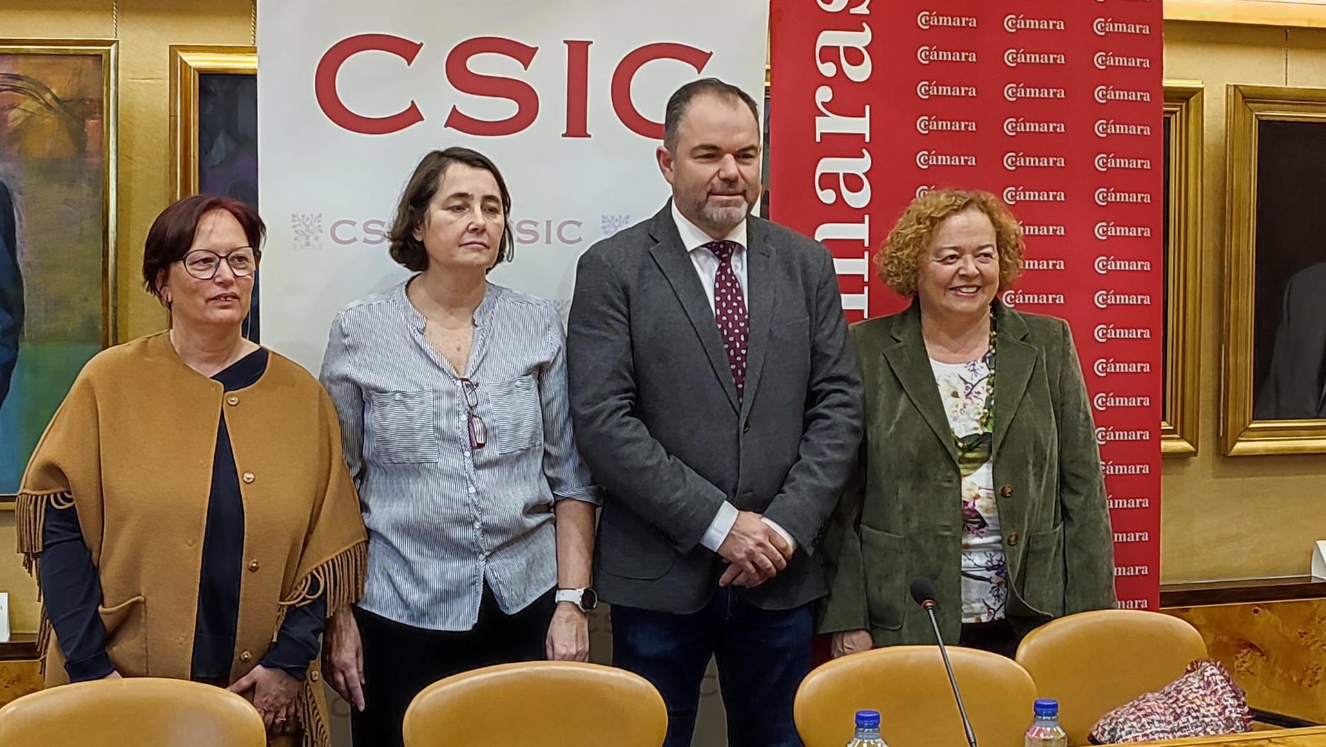 La exdirectora del CSIC en Asturias, Ángeles Gómez; la actual directora, María Fernández; el presidente de la Cámara de Comercio, Carlos Paniceres; y la expresidenta del CSIC, Rosa Menéndez