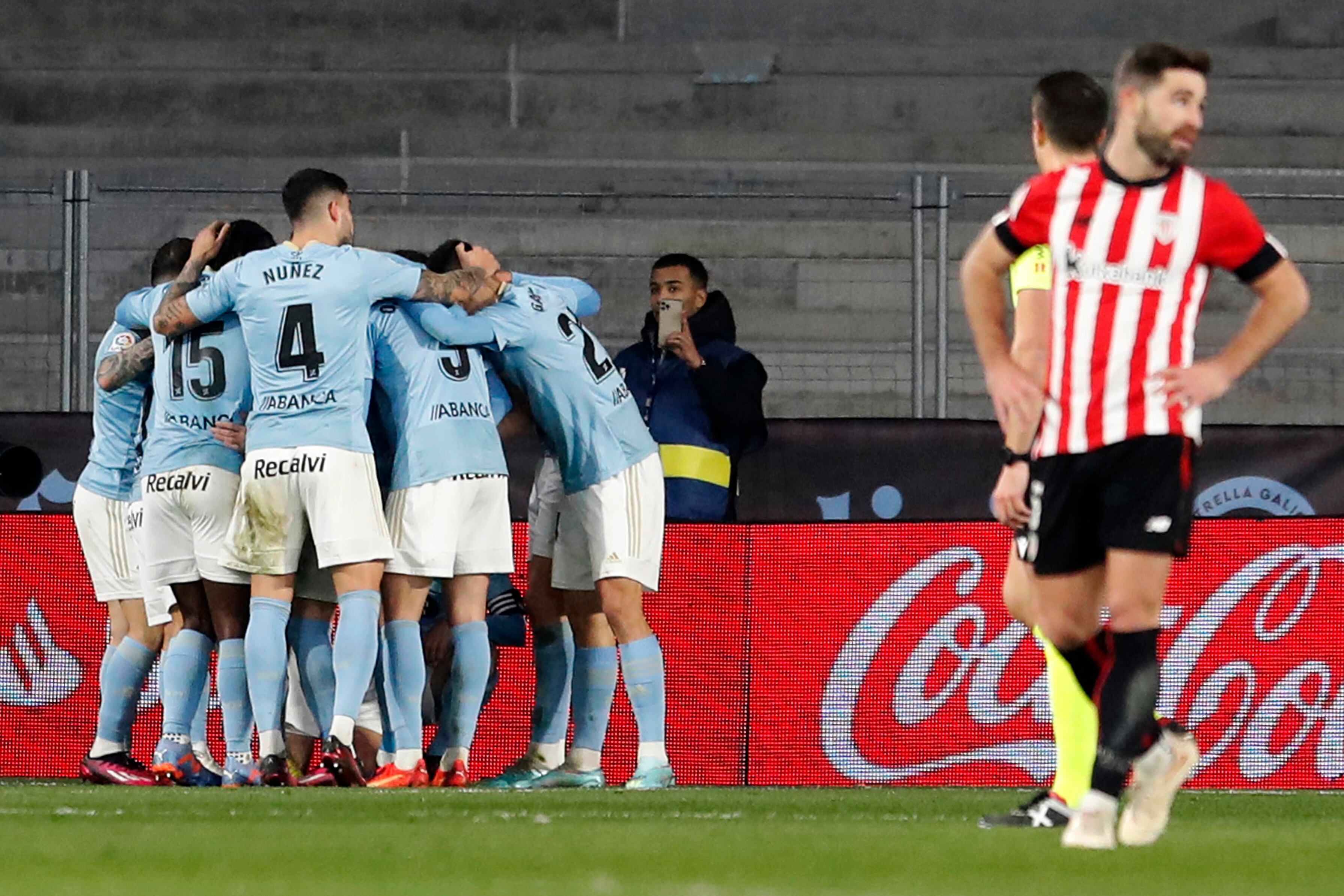 Vigo (Pontevedra) 29/01/2023.- Los jugadores del Celta celebran el primer gol del equipo gallego durante el encuentro correspondiente a la jornada 19 de primera división disputado hoy Domingo frente al Athletic Club en el estadio de Balaidos, en Vigo. EFE / Salvador Sas.
