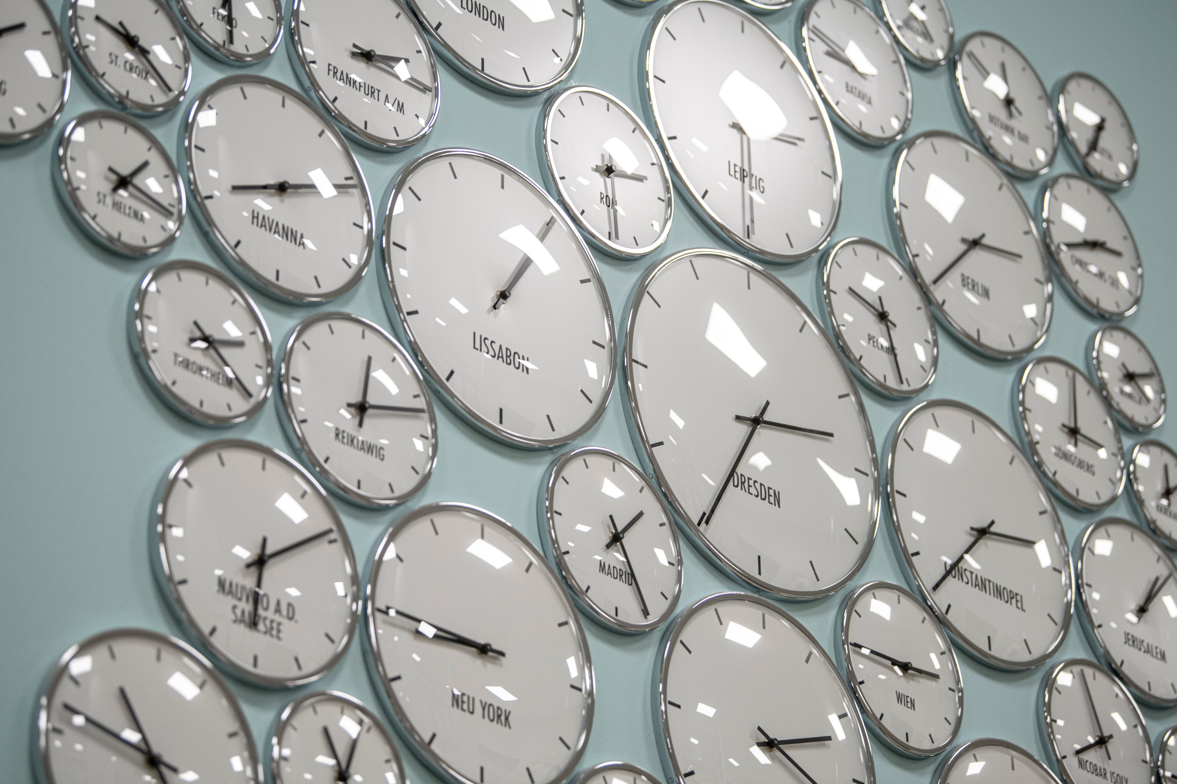 Varios relojes en una exposición.