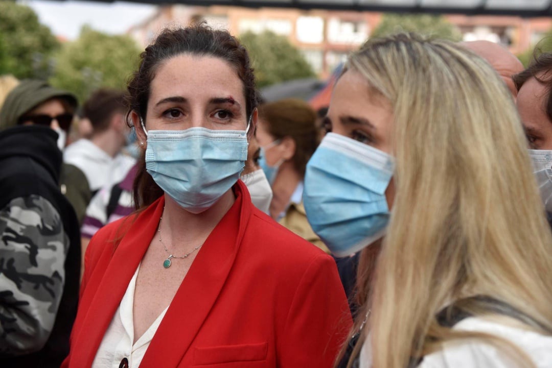 La diputada de Vox Rocío de Meer (i) durante un mitin de la campaña para las próximas elecciones vascas que se ha celebrado en Sestao y en el que ha sido objeto de lanzamientos de distintos objetos por parte de grupos antifascistas lo que le ha causado una brecha en la cabeza