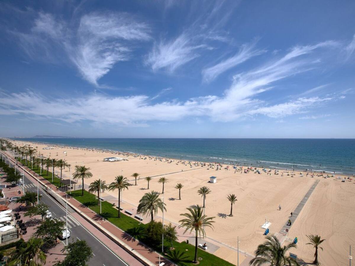 La playa de Gandia recibe el Certificado de Turismo Seguro ante la COVID-19