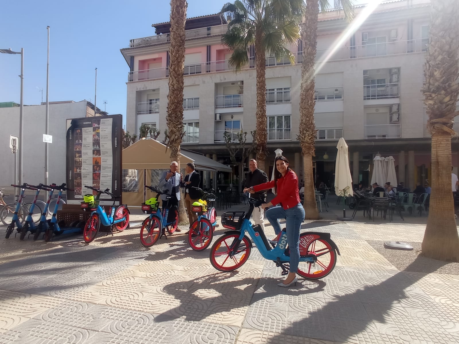 María Hernández, edil de Urbanismo junto al alcalde, Fulgencio Gil y el edil de Seguridad Ciudadana, Juan Miguel Bayonas durante la presentación de patinetes y bicis eléctricas