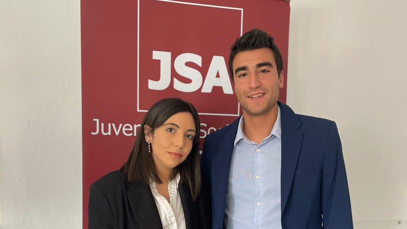 Manu Díez, secretario de organización de las Juventudes Socialistas de Aragón, junto a la secretaria General, Andrea Sobreviela