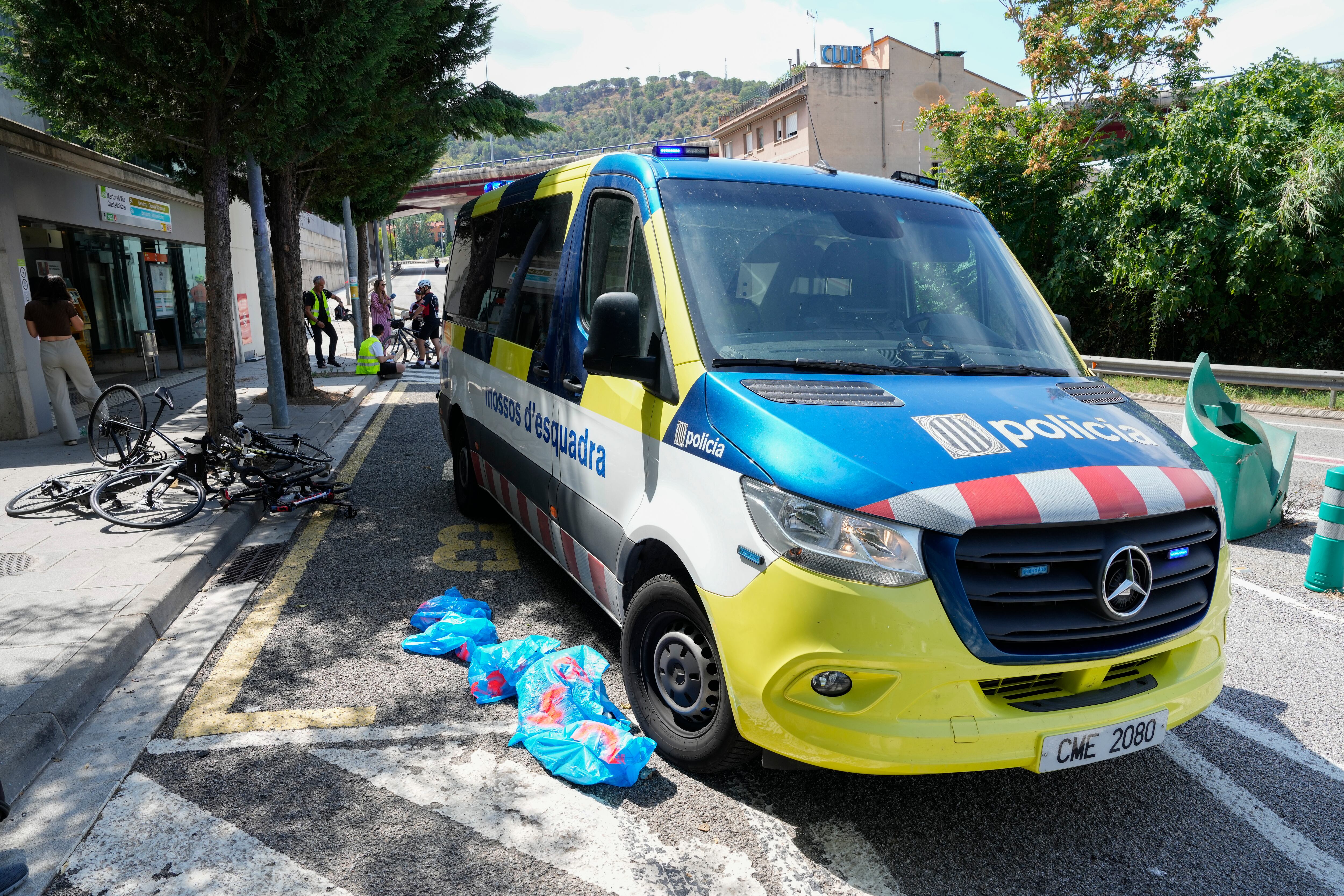 Un coche ha embestido a un grupo de 9 ciclistas en la C-243c, a la altura de Castellbisbal (Barcelona), y se ha dado a la fuga dejando al menos dos muertos, al tiempo que otros dos ciclistas presentan heridas de diversa consideración.