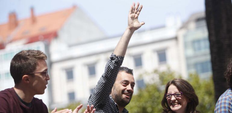 El alcalde de A Coruña, Xulio Ferreiro, junto a la vicepresidenta de Valencia, Mónica Oltra y el candidato de Unidos Podemos por Madrid al Congreso Íñigo Errejón (i), durante el mitin central de su formación en A Coruña. 